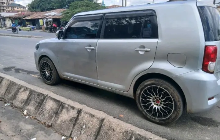 Toyota Rumion - Silver thumbnail 2