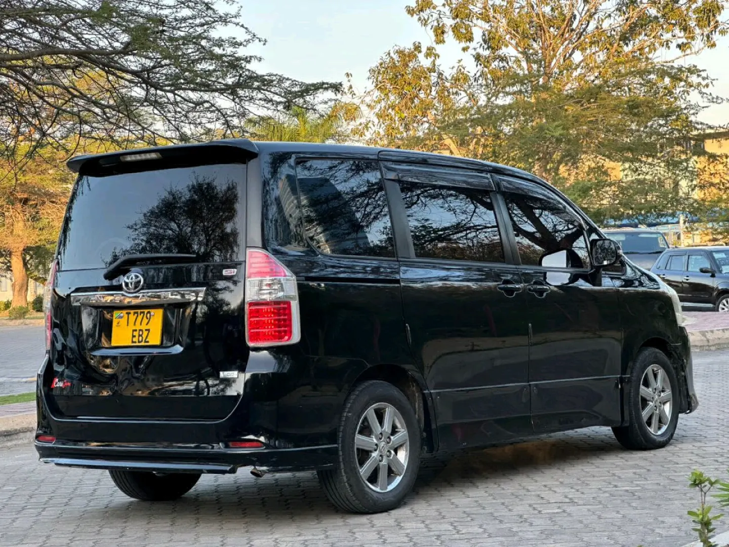 Toyota Noah Minivan 2009 Model (EBZ) thumbnail 4