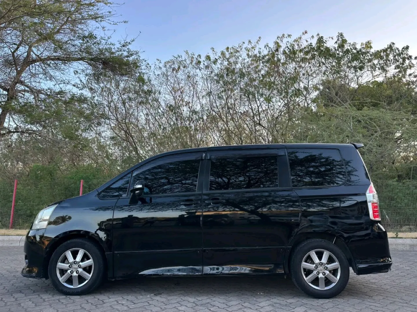 Toyota Noah Minivan 2009 Model (EBZ) thumbnail 5