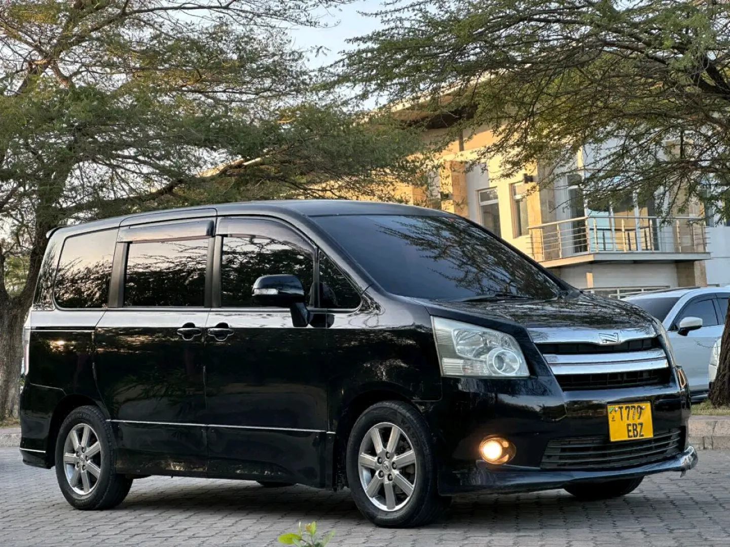 Toyota Noah Minivan 2009 Model (EBZ) thumbnail 6