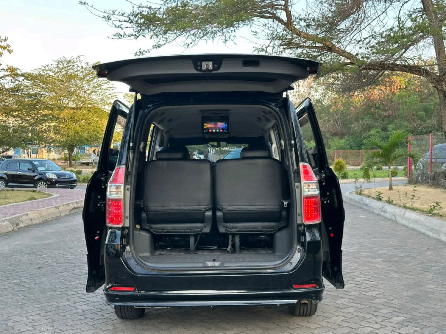 Toyota Noah Minivan 2009 Model (EBZ) thumbnail 7