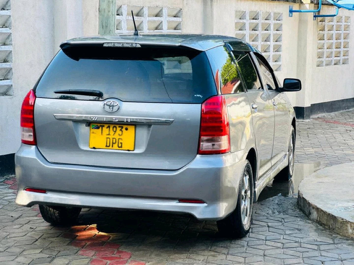 Used Silver Toyota Wish Minivan 1790cc thumbnail 2