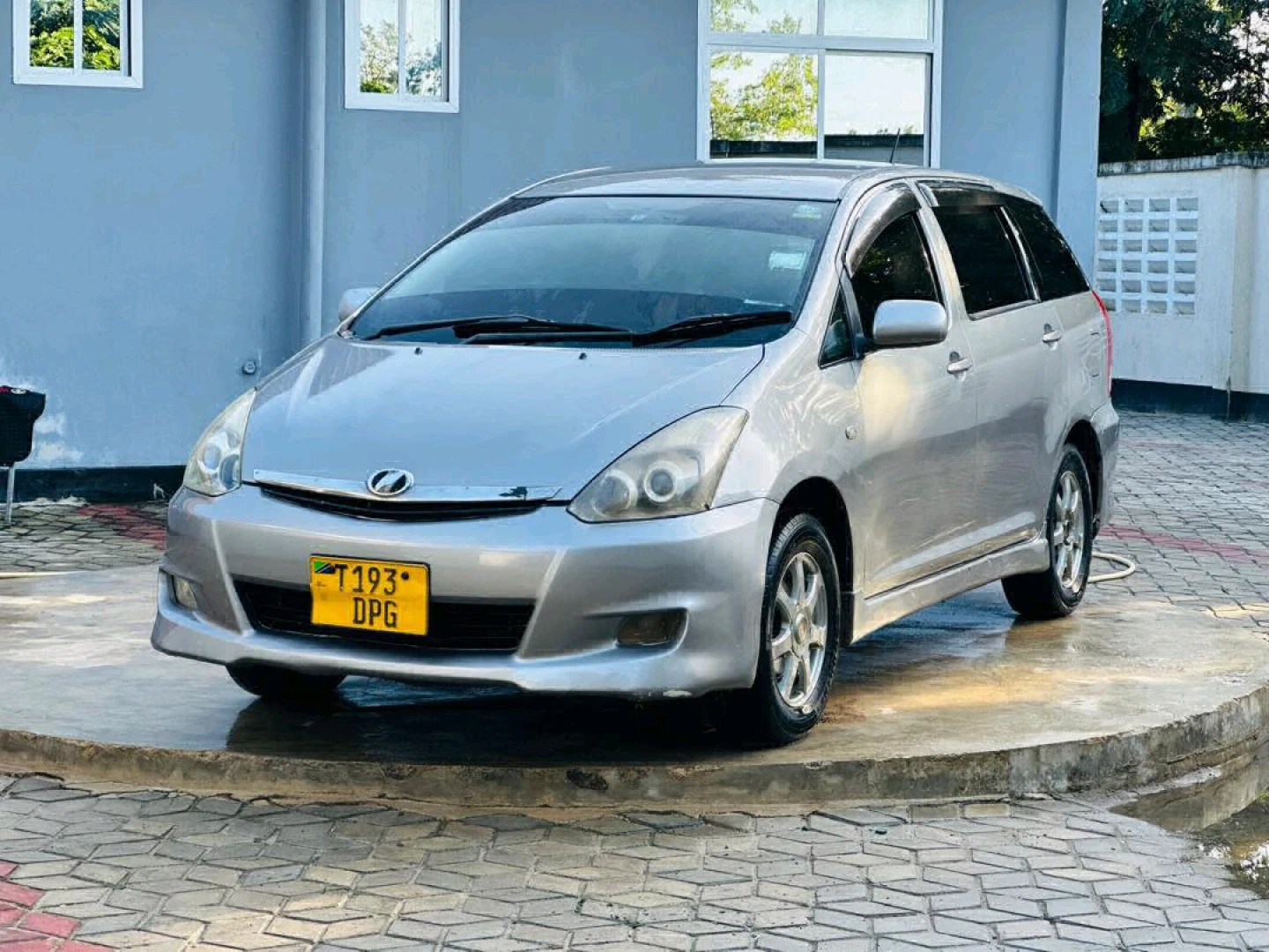 Used Silver Toyota Wish Minivan 1790cc thumbnail 4