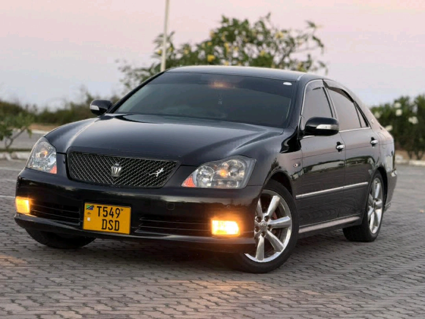 Black 2005 Toyota Crown Athlete Sedan thumbnail 2