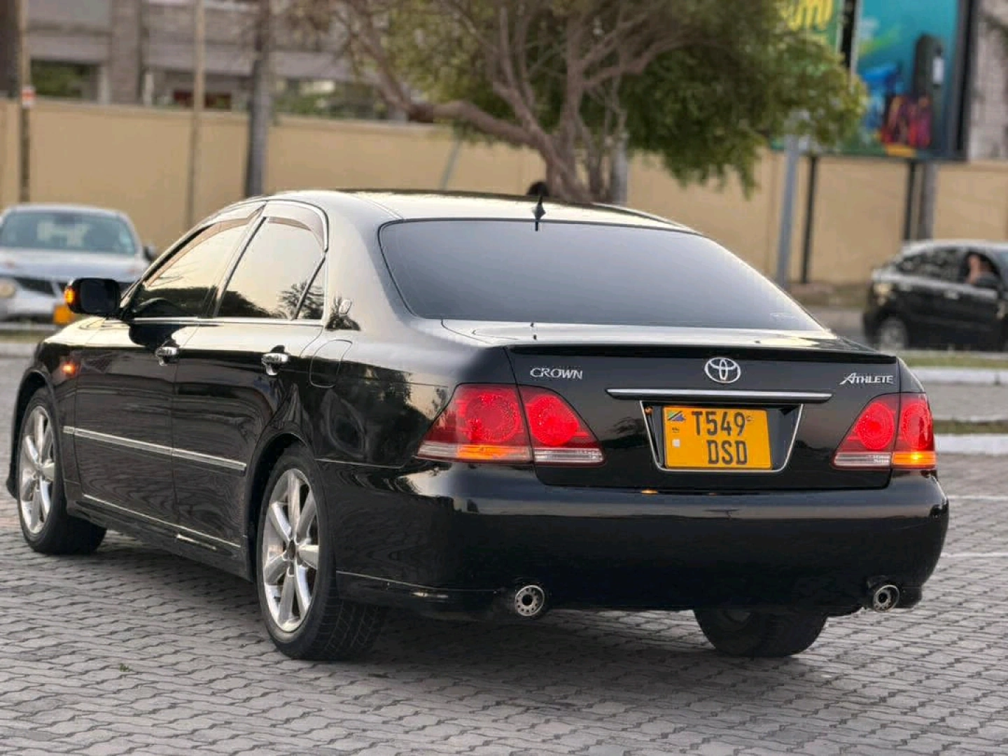 Black 2005 Toyota Crown Athlete Sedan thumbnail 3