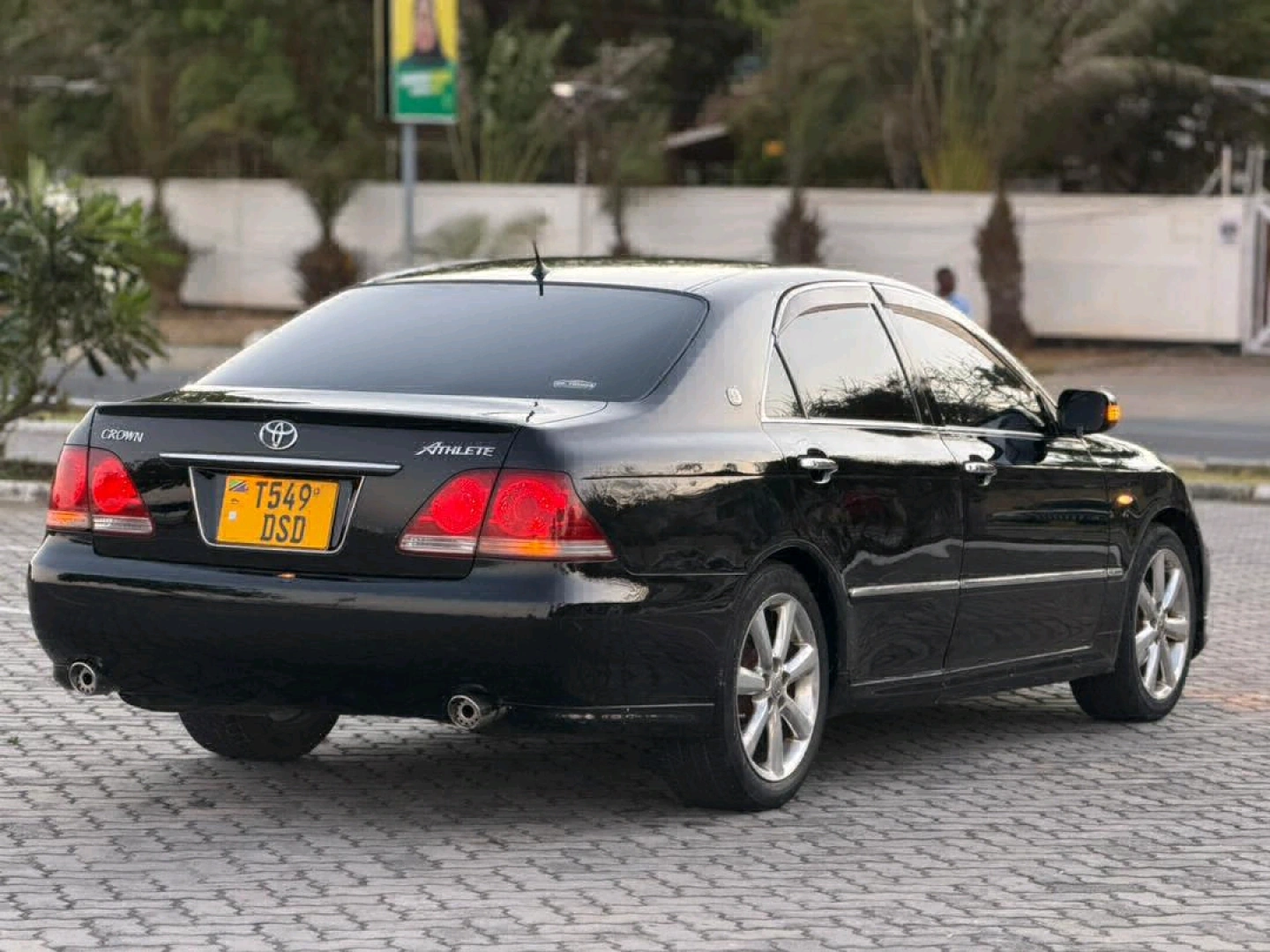 Black 2005 Toyota Crown Athlete Sedan thumbnail 4