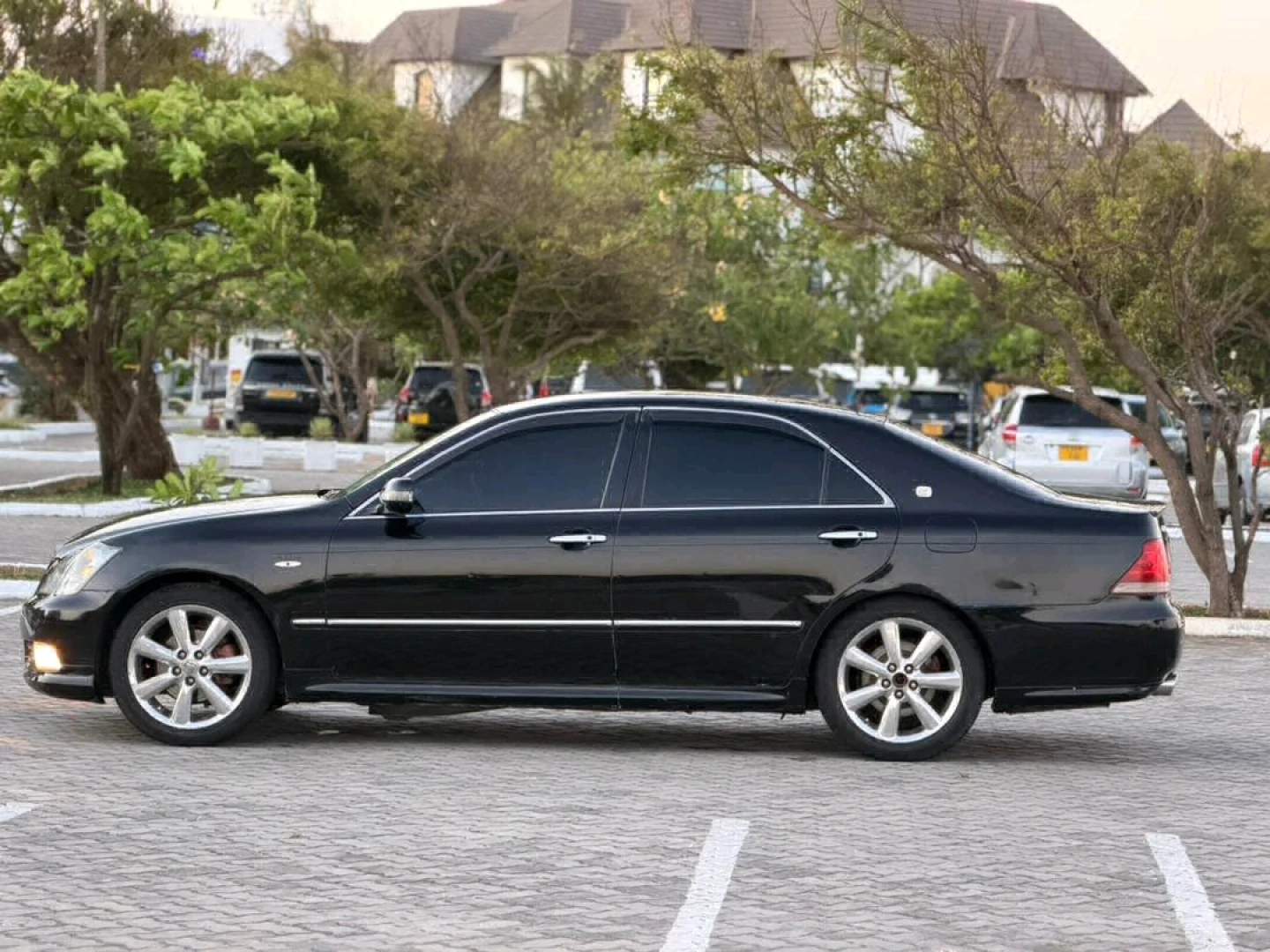 Black 2005 Toyota Crown Athlete Sedan thumbnail 5