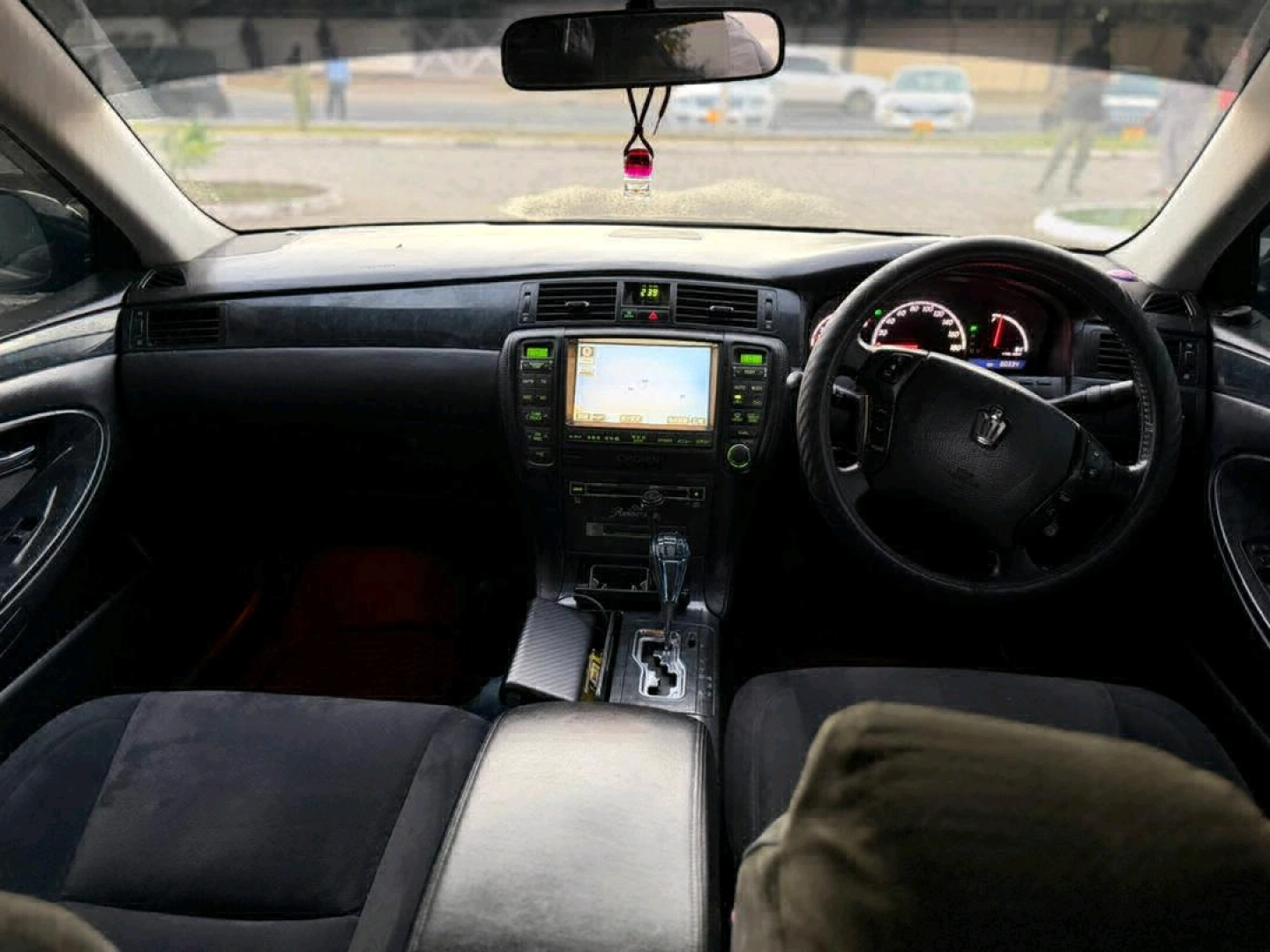 Black 2005 Toyota Crown Athlete Sedan thumbnail 6