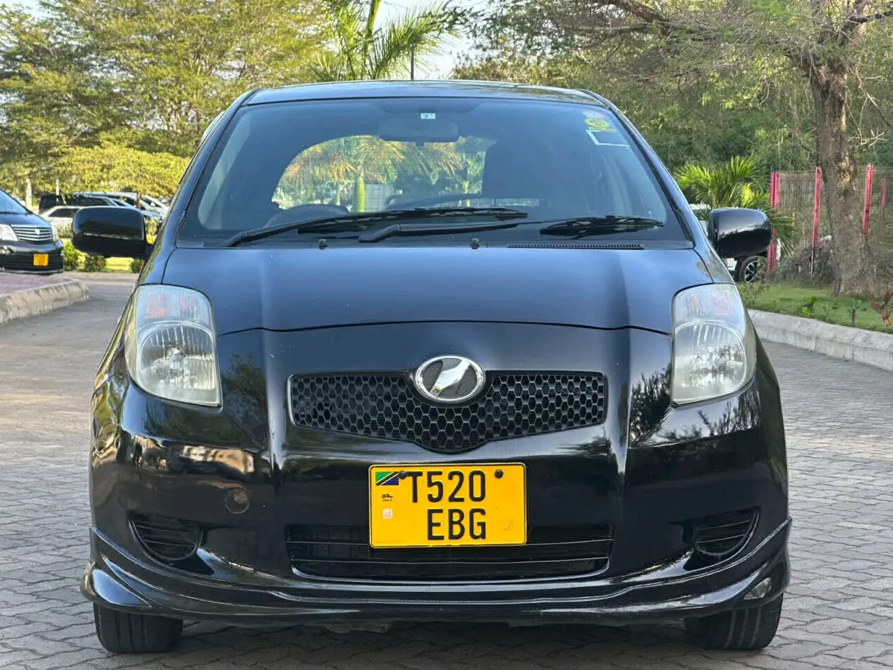 Toyota Vitz 2009 Nyeusi (Black)