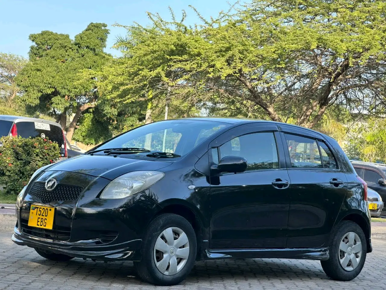 Toyota Vitz 2009 Nyeusi (Black) thumbnail 2