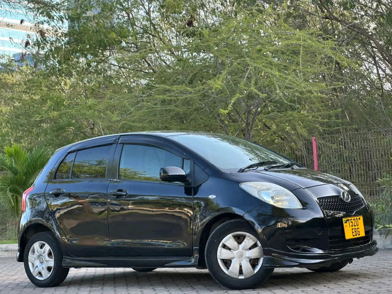 Toyota Vitz 2009 Nyeusi (Black) thumbnail 3