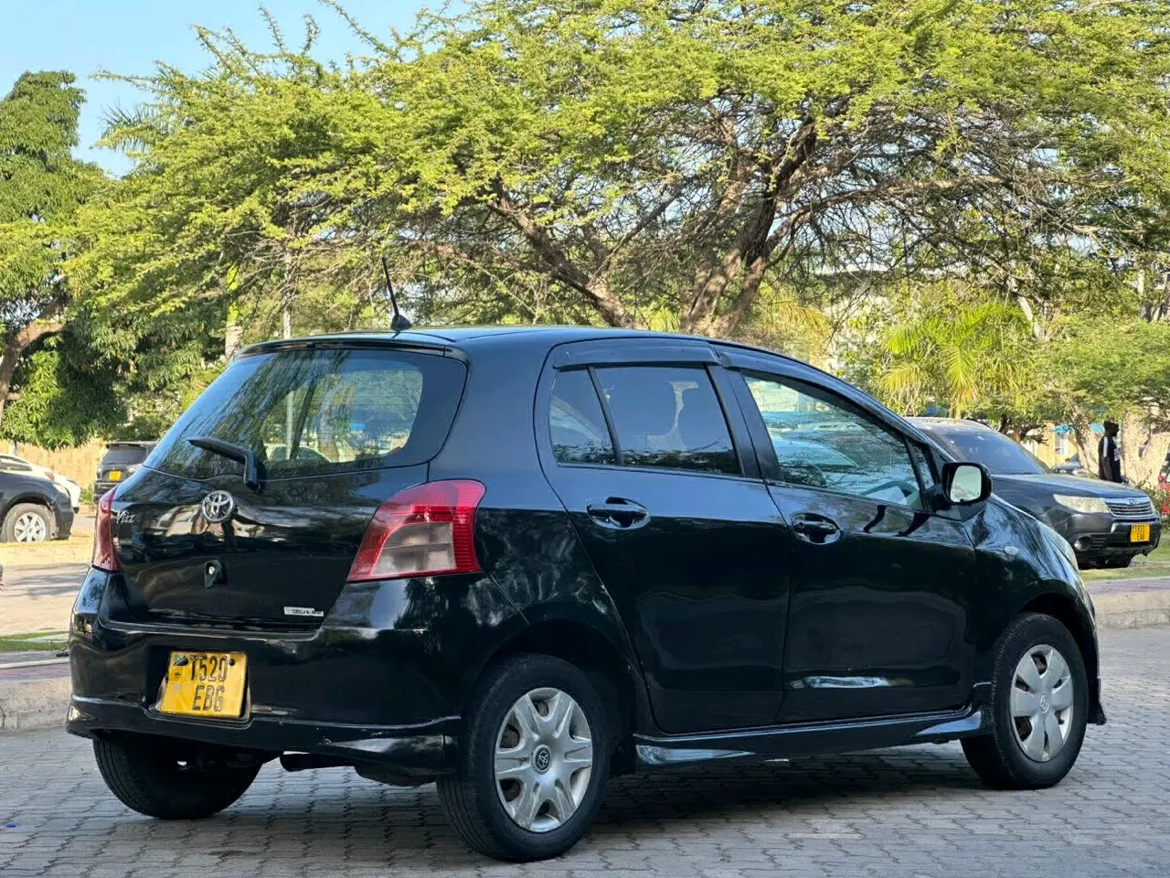 Toyota Vitz 2009 Nyeusi (Black) thumbnail 4