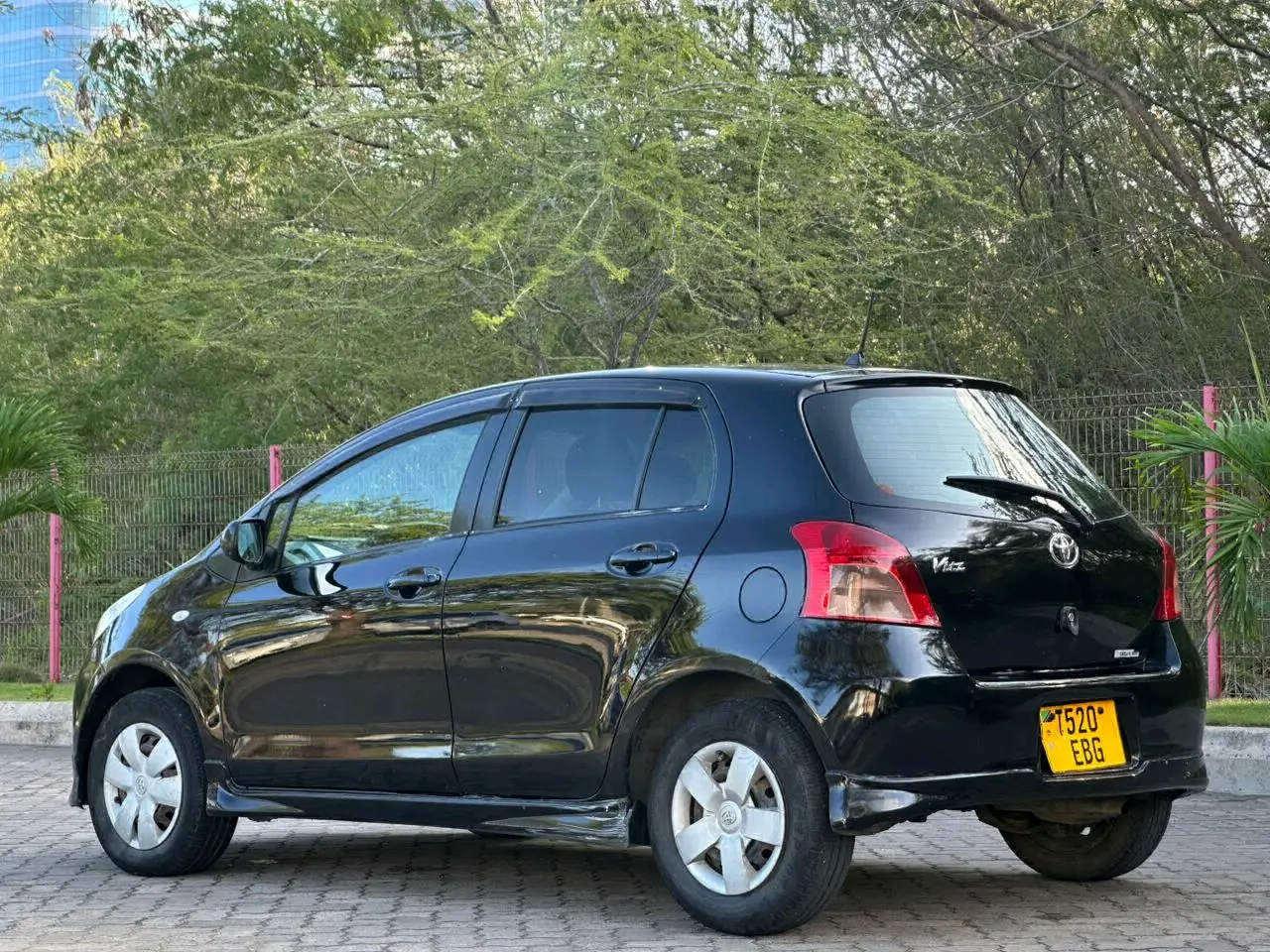 Toyota Vitz 2009 Nyeusi (Black) thumbnail 5
