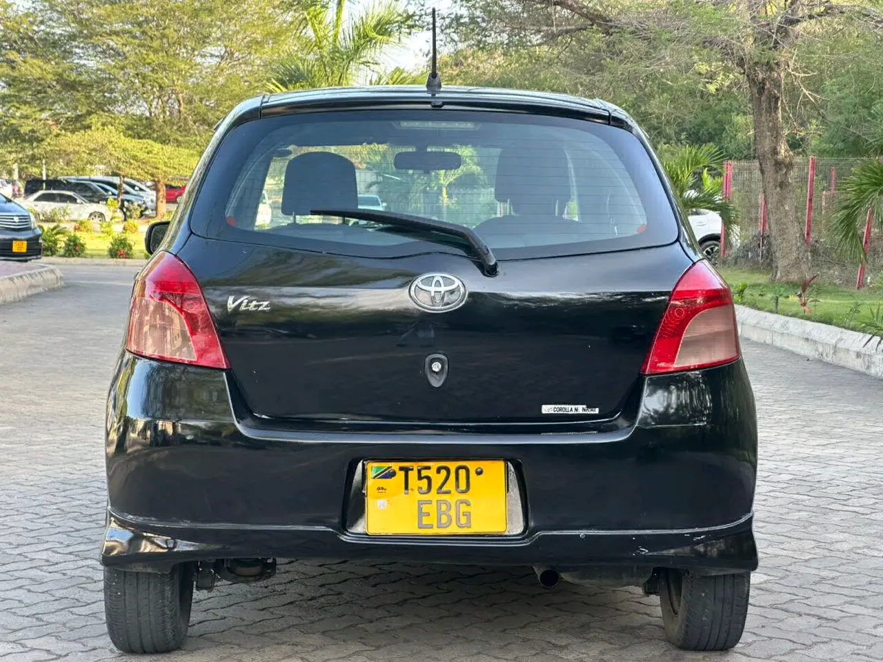 Toyota Vitz 2009 Nyeusi (Black) thumbnail 6