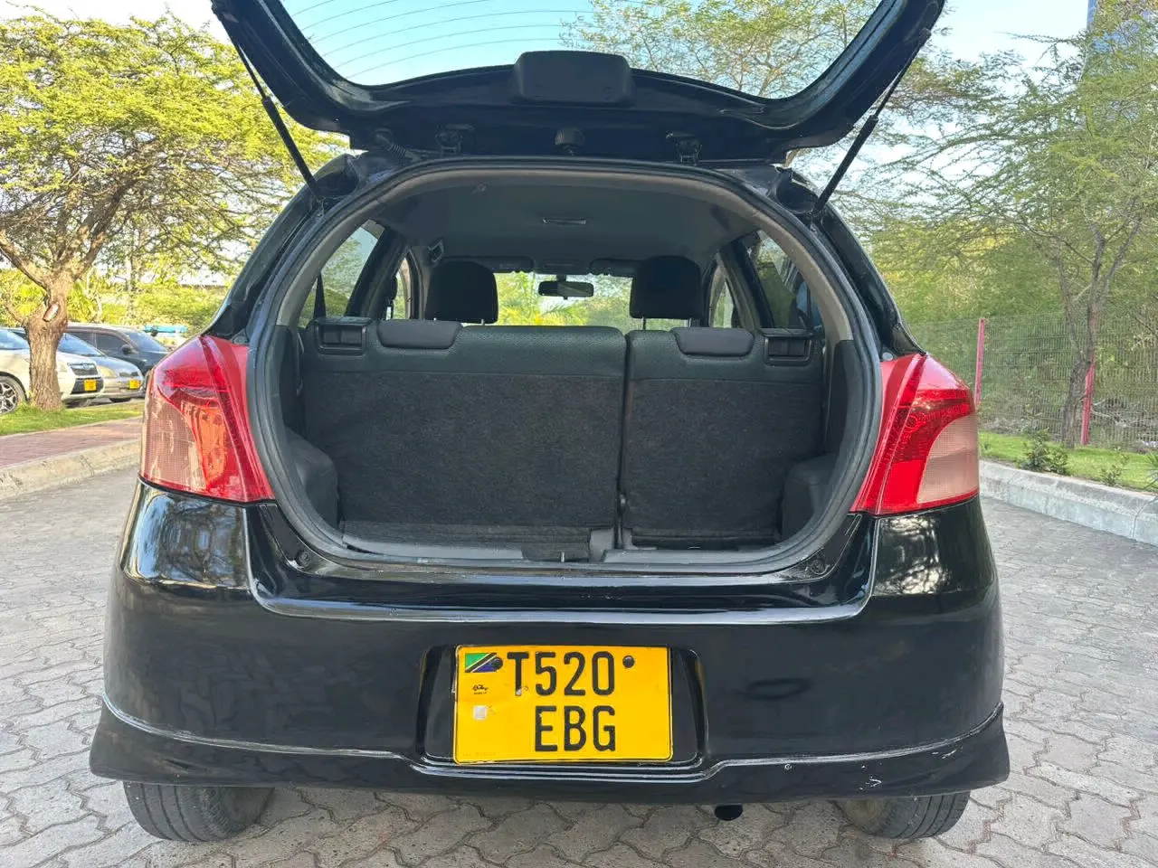 Toyota Vitz 2009 Nyeusi (Black) thumbnail 7