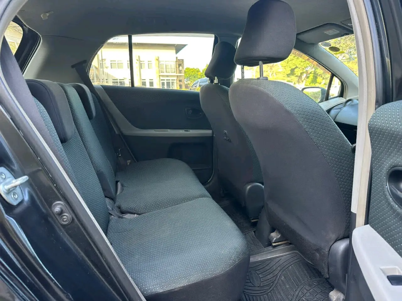 Toyota Vitz 2009 Nyeusi (Black) thumbnail 8