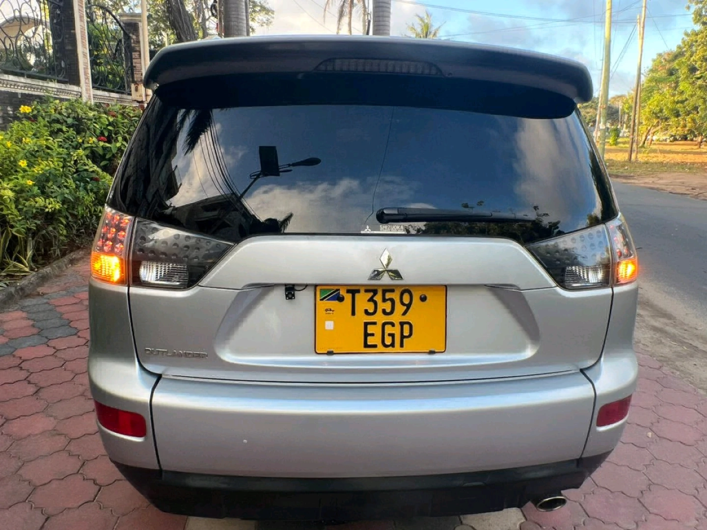 Mitsubishi Outlander SUV 2007 Silver thumbnail 2