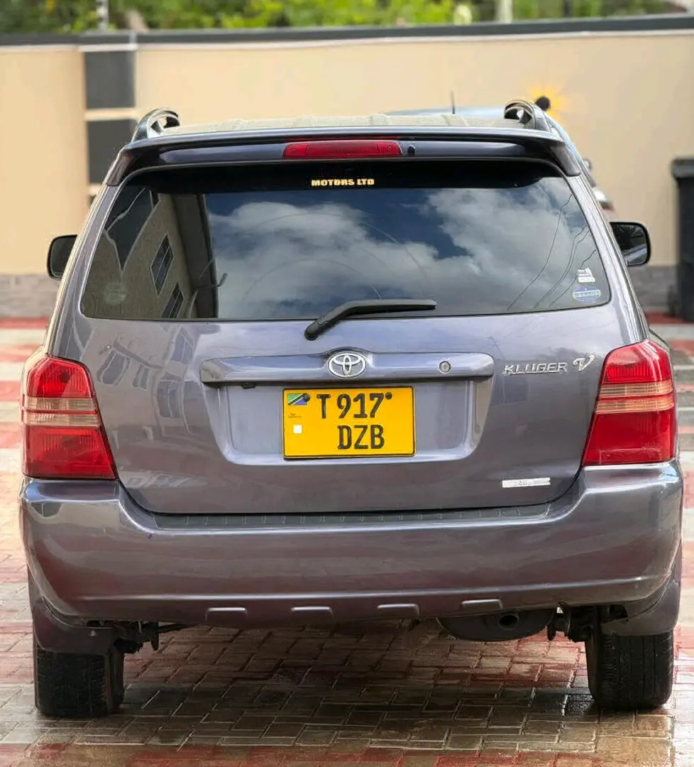 Toyota Kluger SUV with Sunroof and AC thumbnail 2