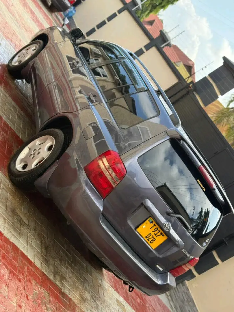 Toyota Kluger SUV with Sunroof and AC thumbnail 4