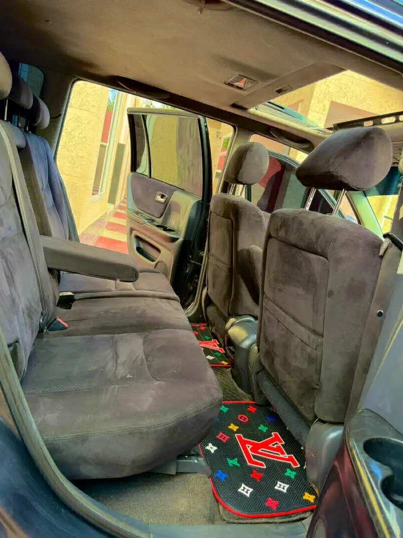 Toyota Kluger SUV with Sunroof and AC thumbnail 6