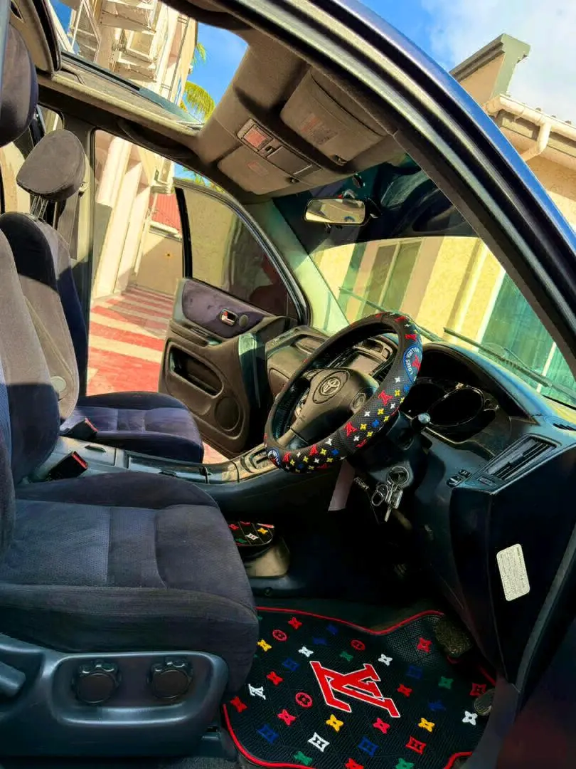Toyota Kluger SUV with Sunroof and AC thumbnail 7