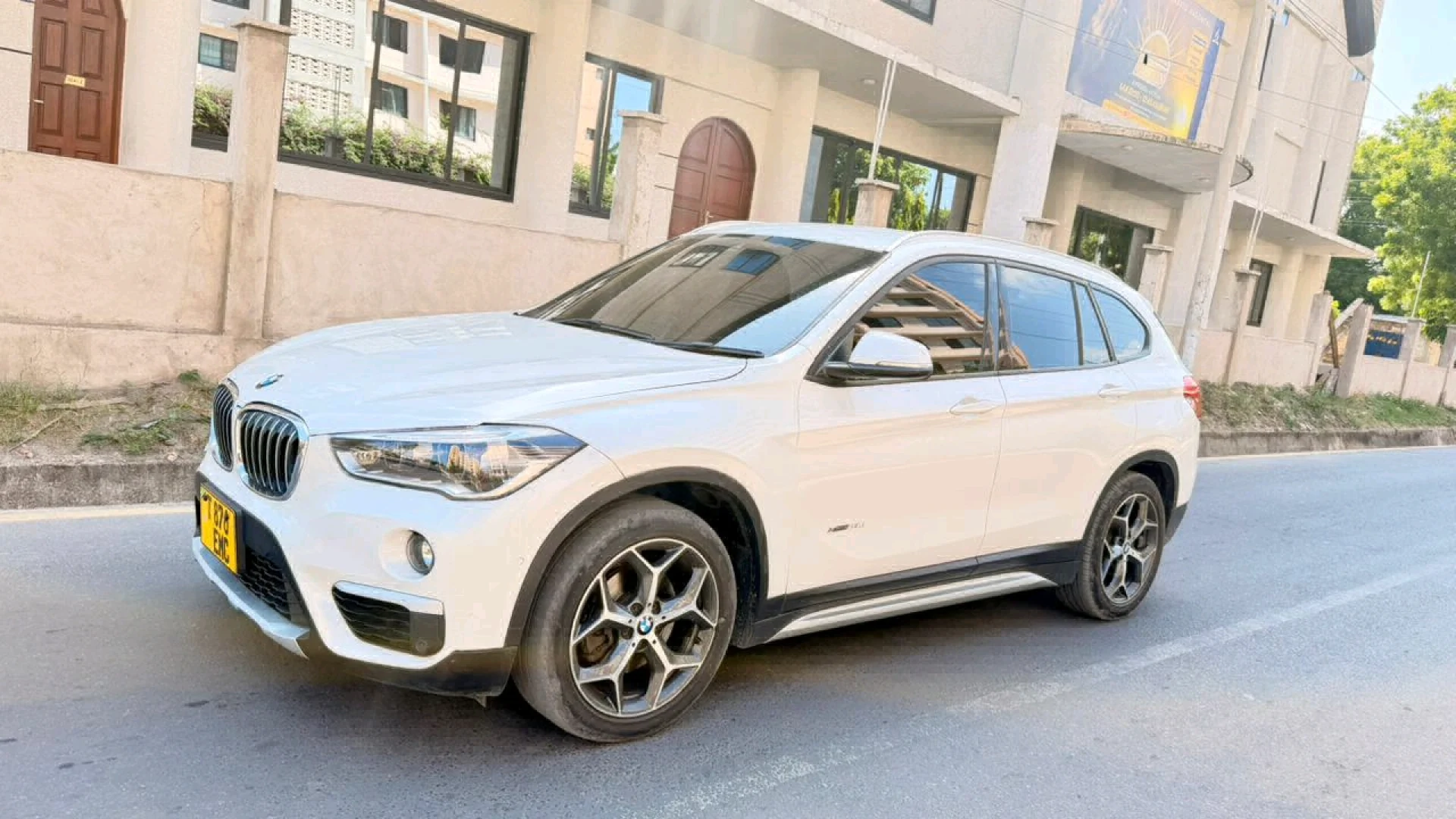 BMW X1 2017 Diesel Full Option SUV thumbnail 3