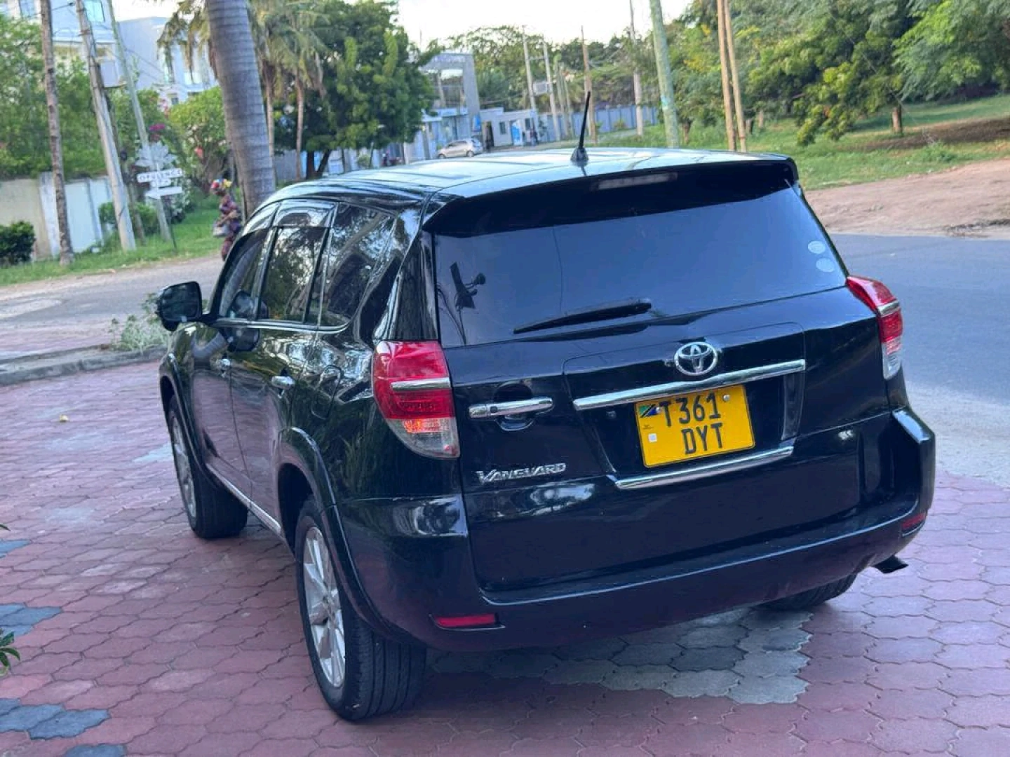 Black Toyota Vanguard 2011 SUV thumbnail 2