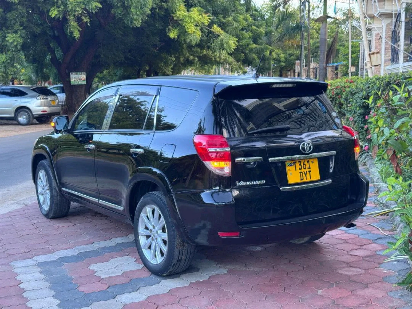 Black Toyota Vanguard 2011 SUV thumbnail 3