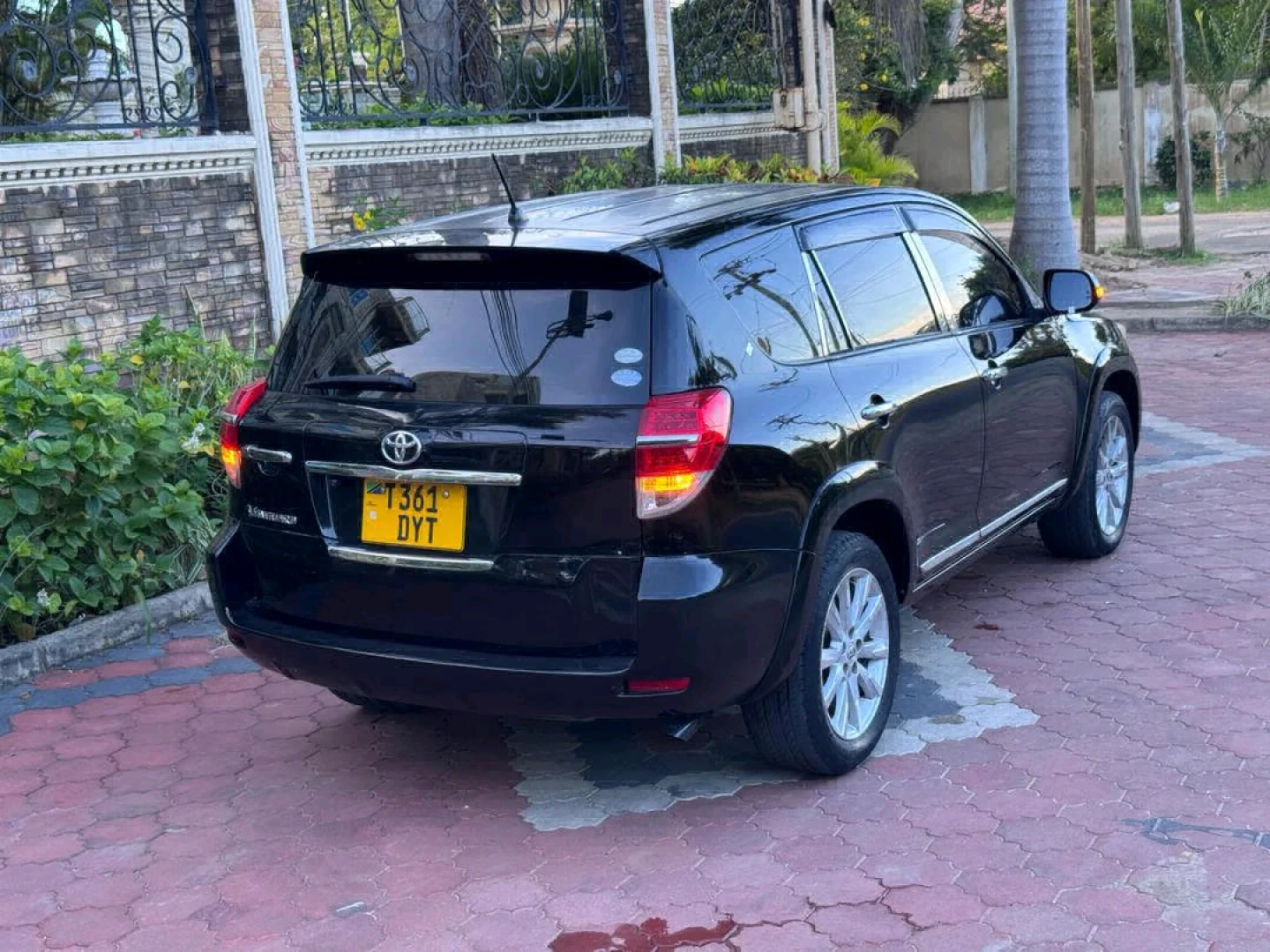 Black Toyota Vanguard 2011 SUV thumbnail 4