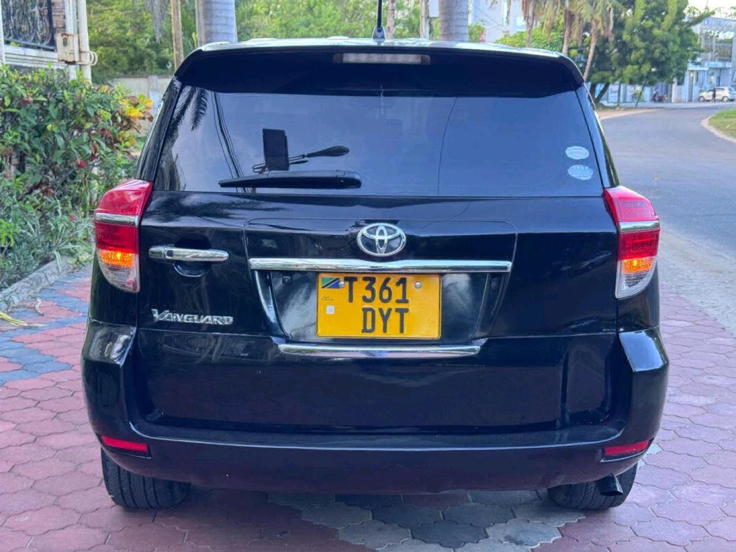 Black Toyota Vanguard 2011 SUV thumbnail 5