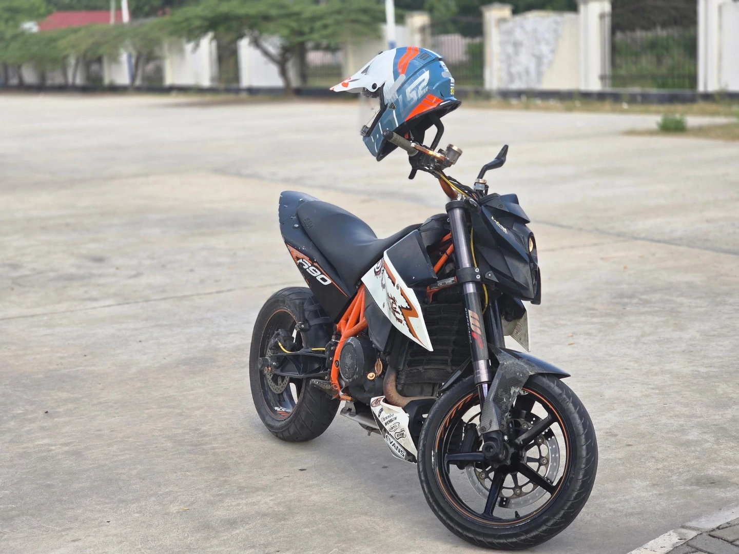 KTM Duke R 690 Motorcycle thumbnail 2