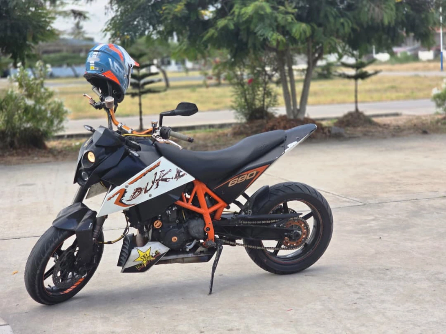 KTM Duke R 690 Motorcycle thumbnail 3