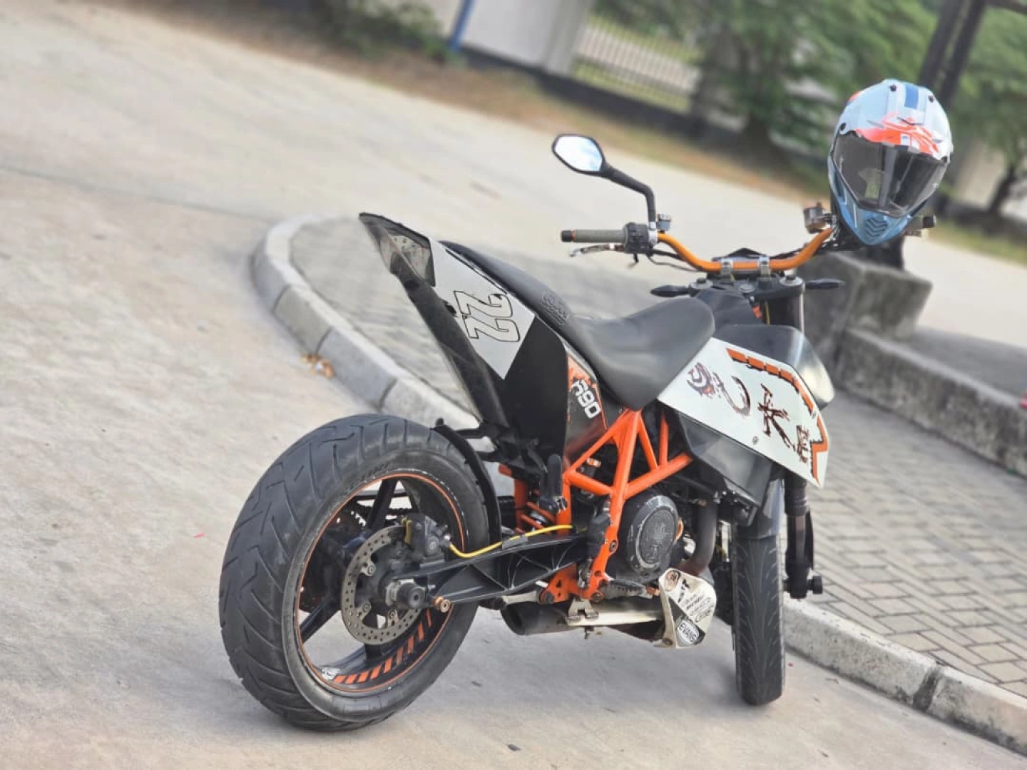 KTM Duke R 690 Motorcycle thumbnail 5