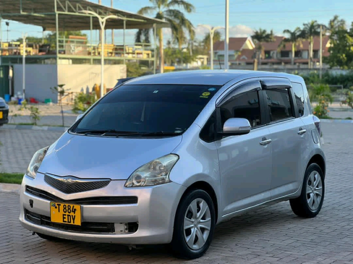 Toyota Ractis Edy 2004 Minivan for Sale thumbnail 3