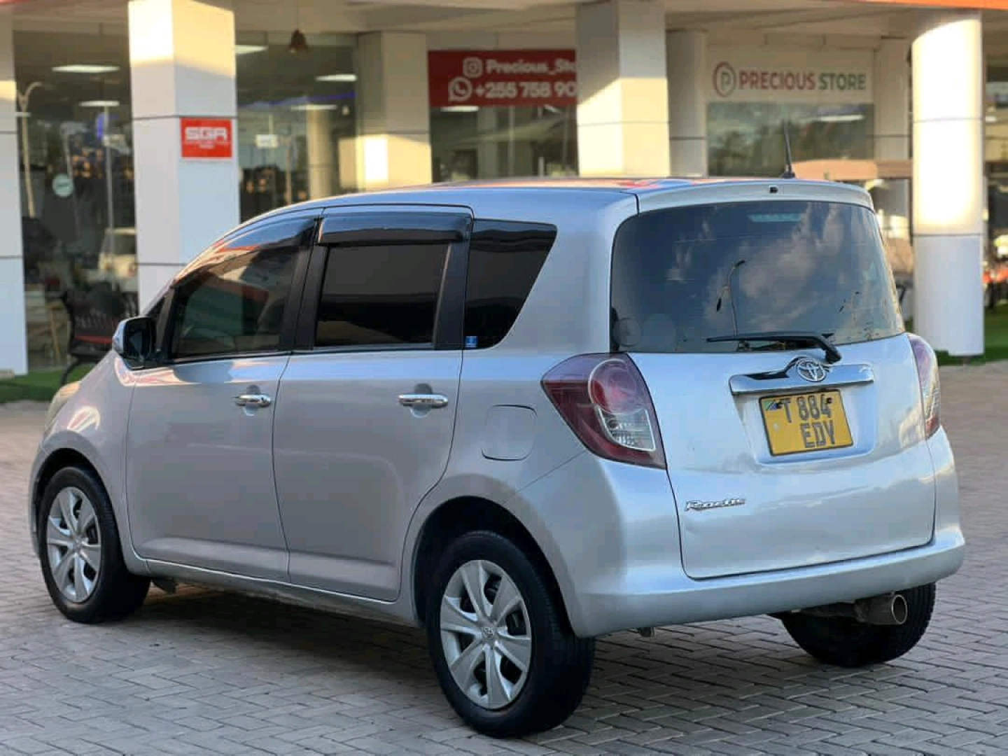 Toyota Ractis Edy 2004 Minivan for Sale thumbnail 4