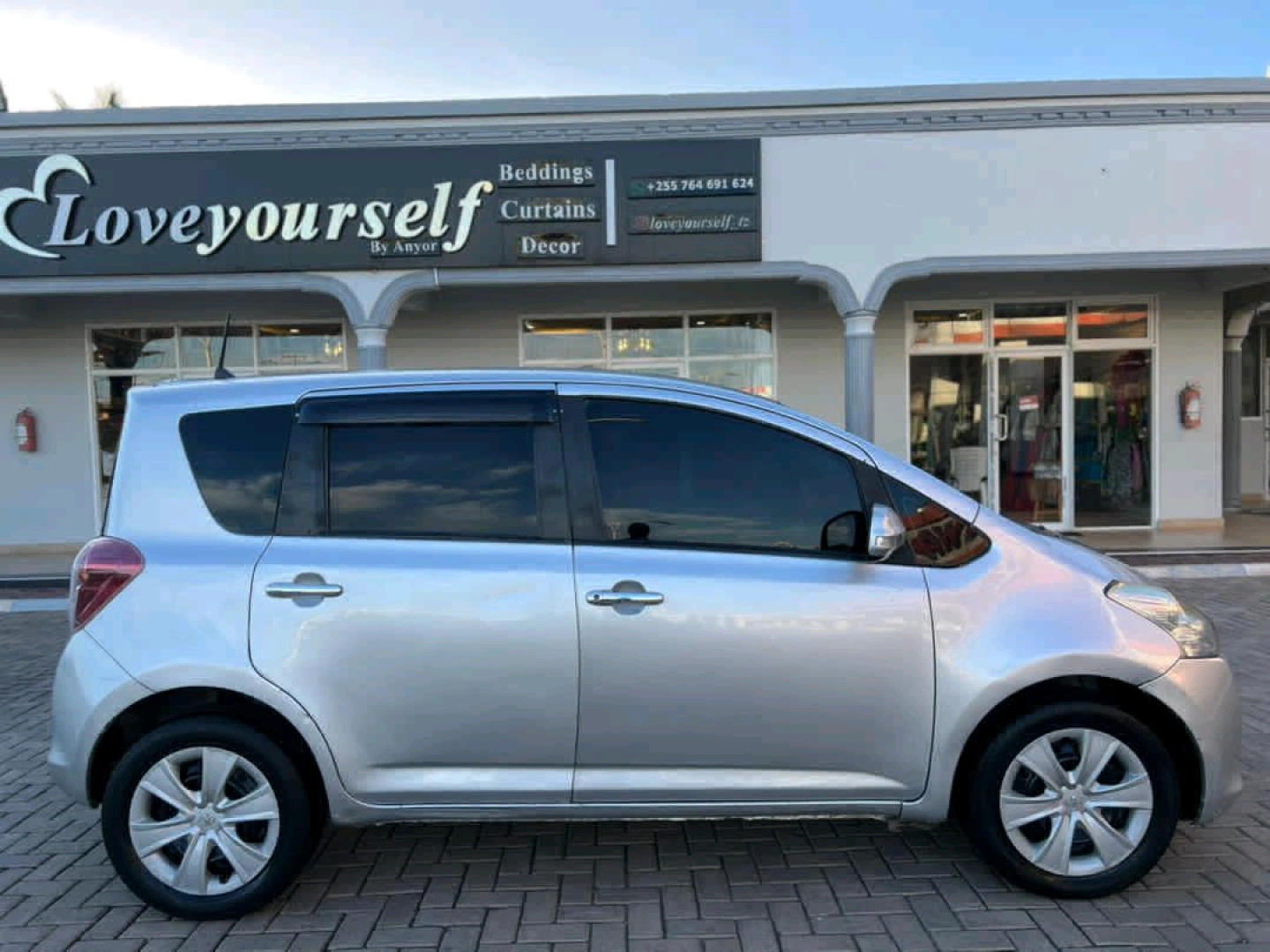 Toyota Ractis Edy 2004 Minivan for Sale thumbnail 5