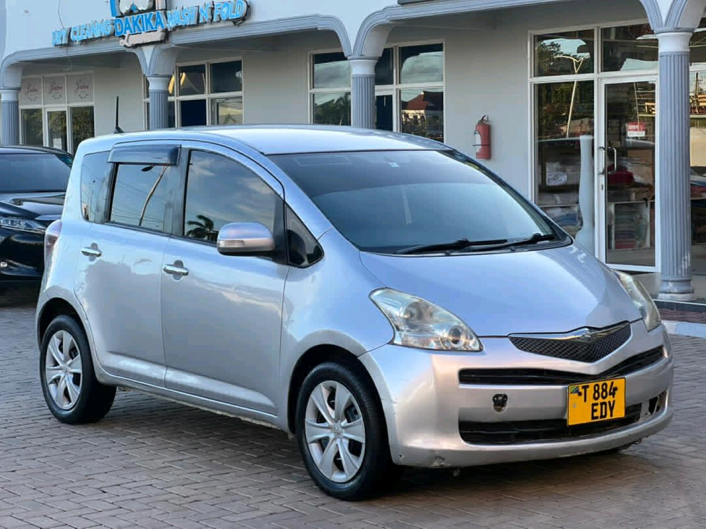 Toyota Ractis Edy 2004 Minivan for Sale thumbnail 6