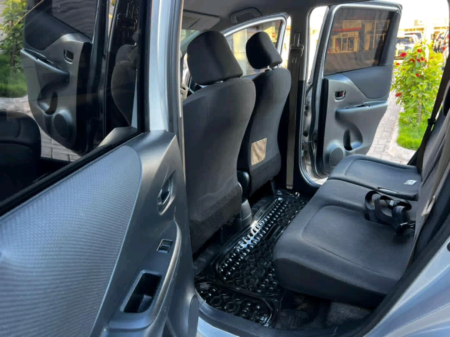 Toyota Ractis Edy 2004 Minivan for Sale thumbnail 7