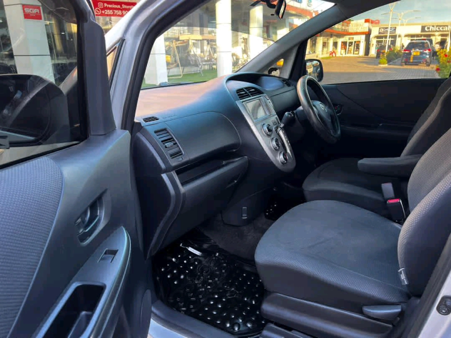 Toyota Ractis Edy 2004 Minivan for Sale thumbnail 8