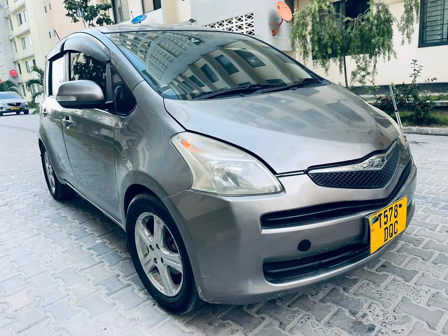 Toyota Ractis 2006 Grey thumbnail 2