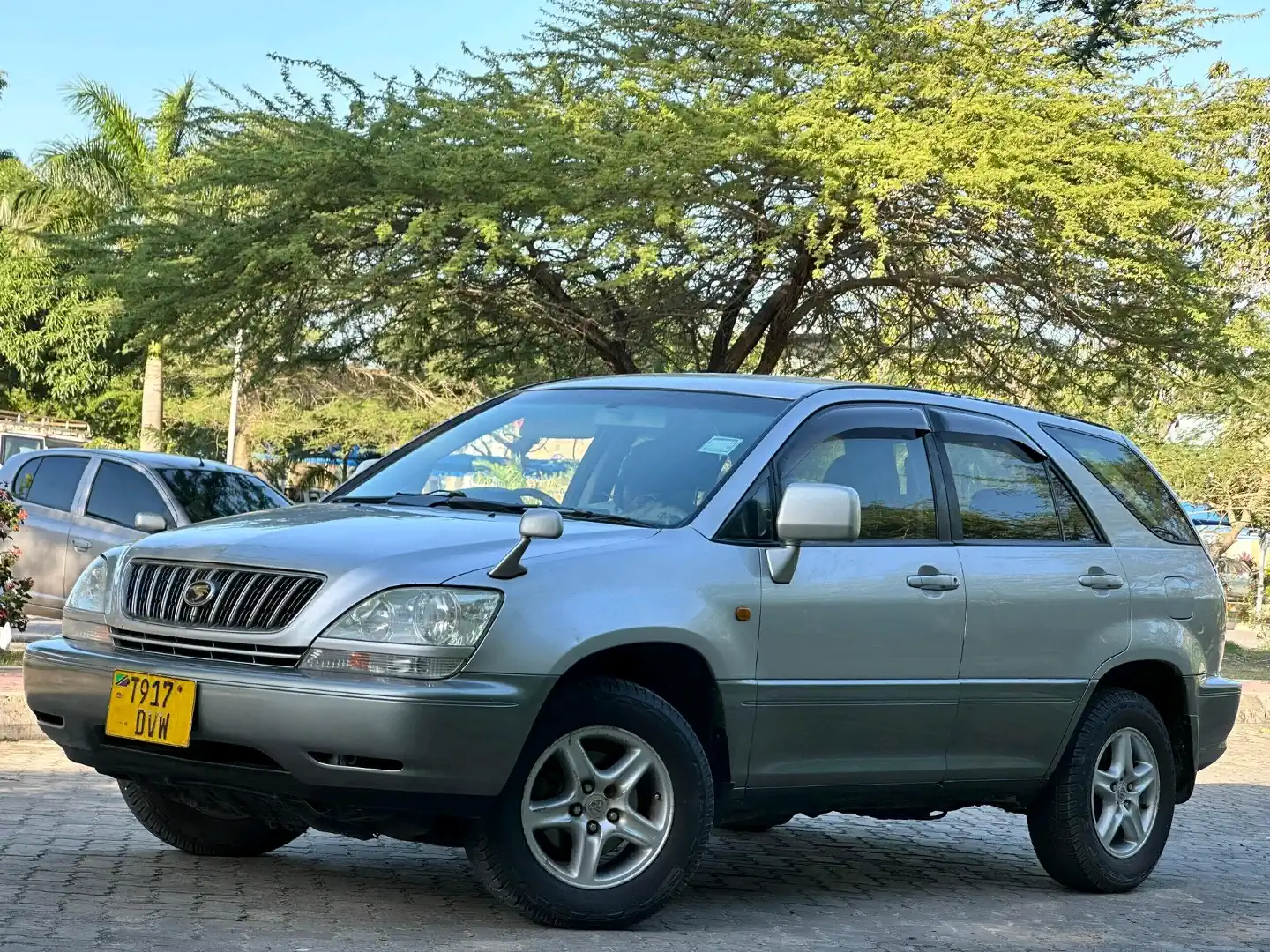 Toyota Harrier 2005 Silver SUV thumbnail 3