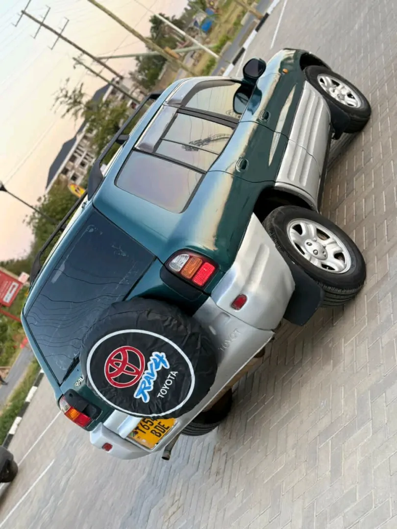 Toyota RAV4 SUV Old Model (Green) thumbnail 5