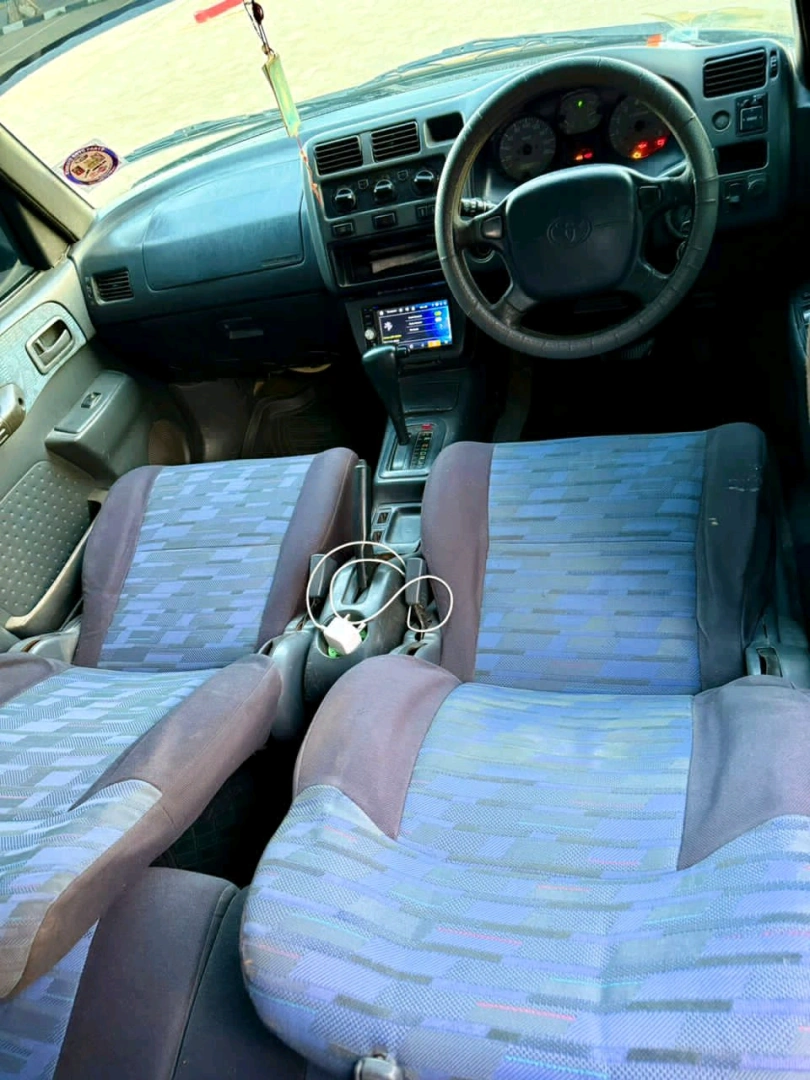 Toyota RAV4 SUV Old Model (Green) thumbnail 8