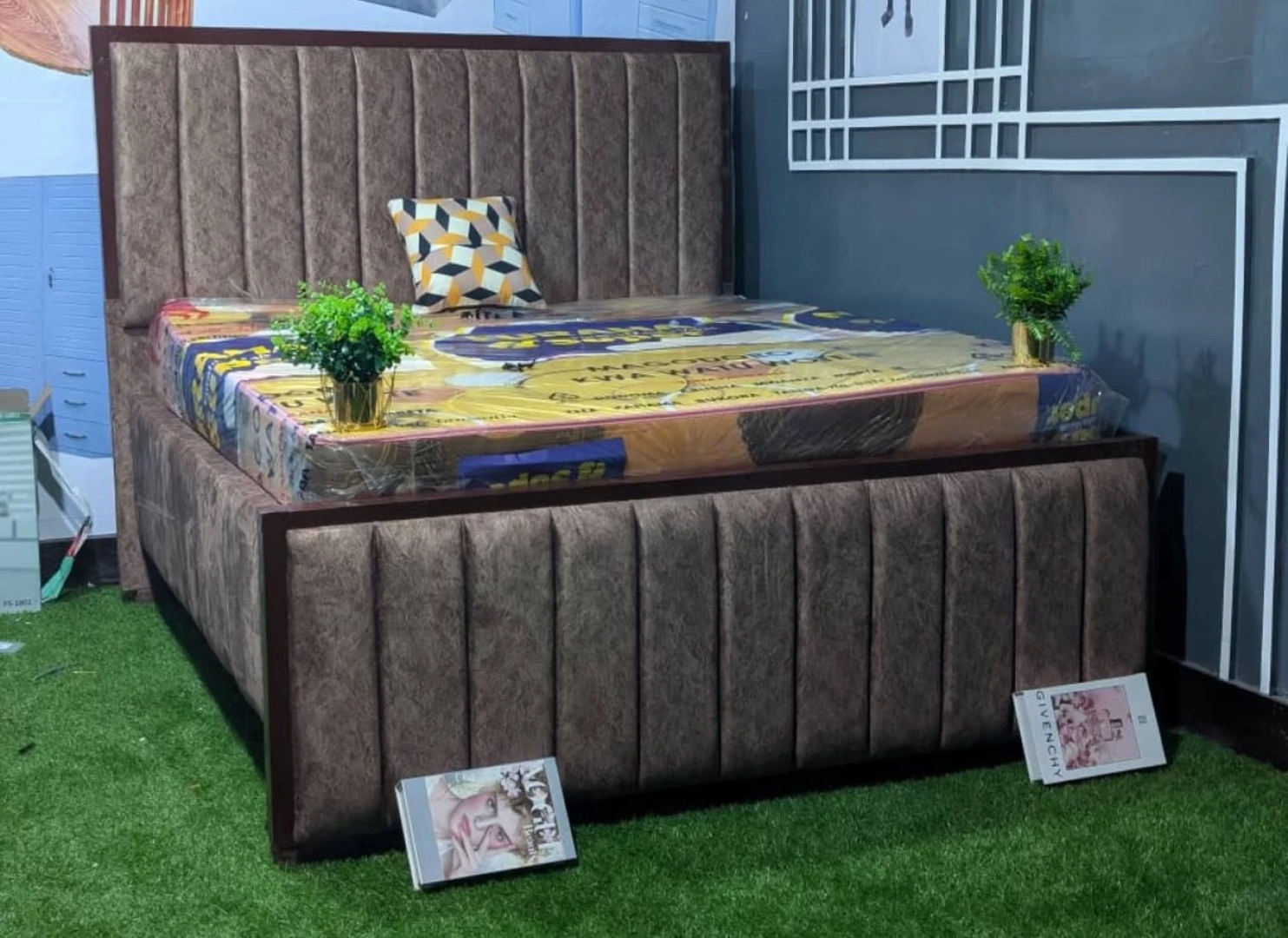 Kitanda 5x6 cha kisasa cha Brown (Modern 5x6 Bed Frame)