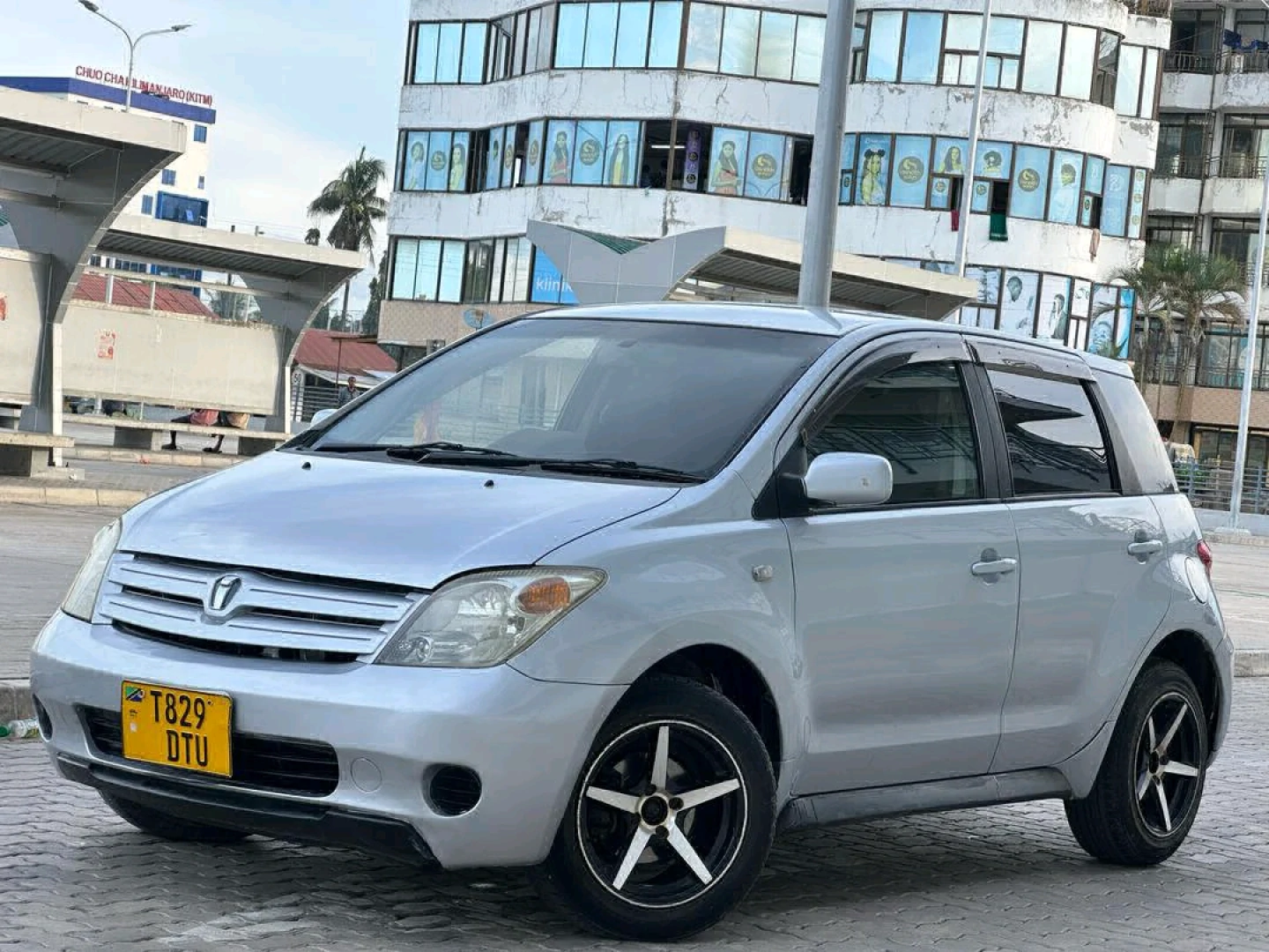 Silver Toyota Ist 2004 Hatchback