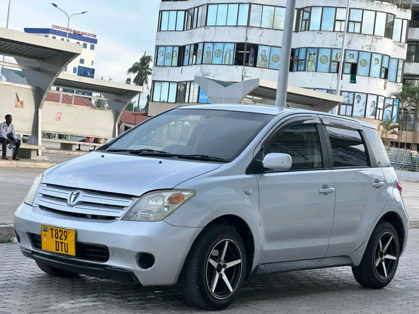 Silver Toyota Ist 2004 Hatchback thumbnail 3