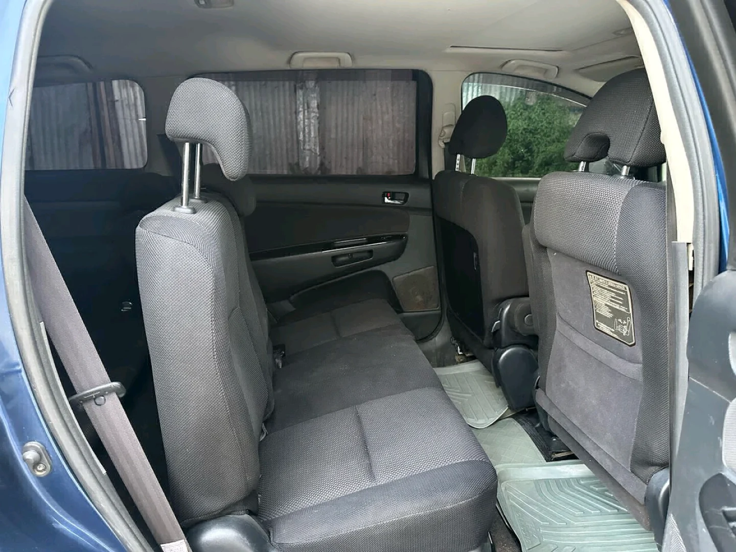 Silver Toyota Ist 2004 Hatchback thumbnail 7
