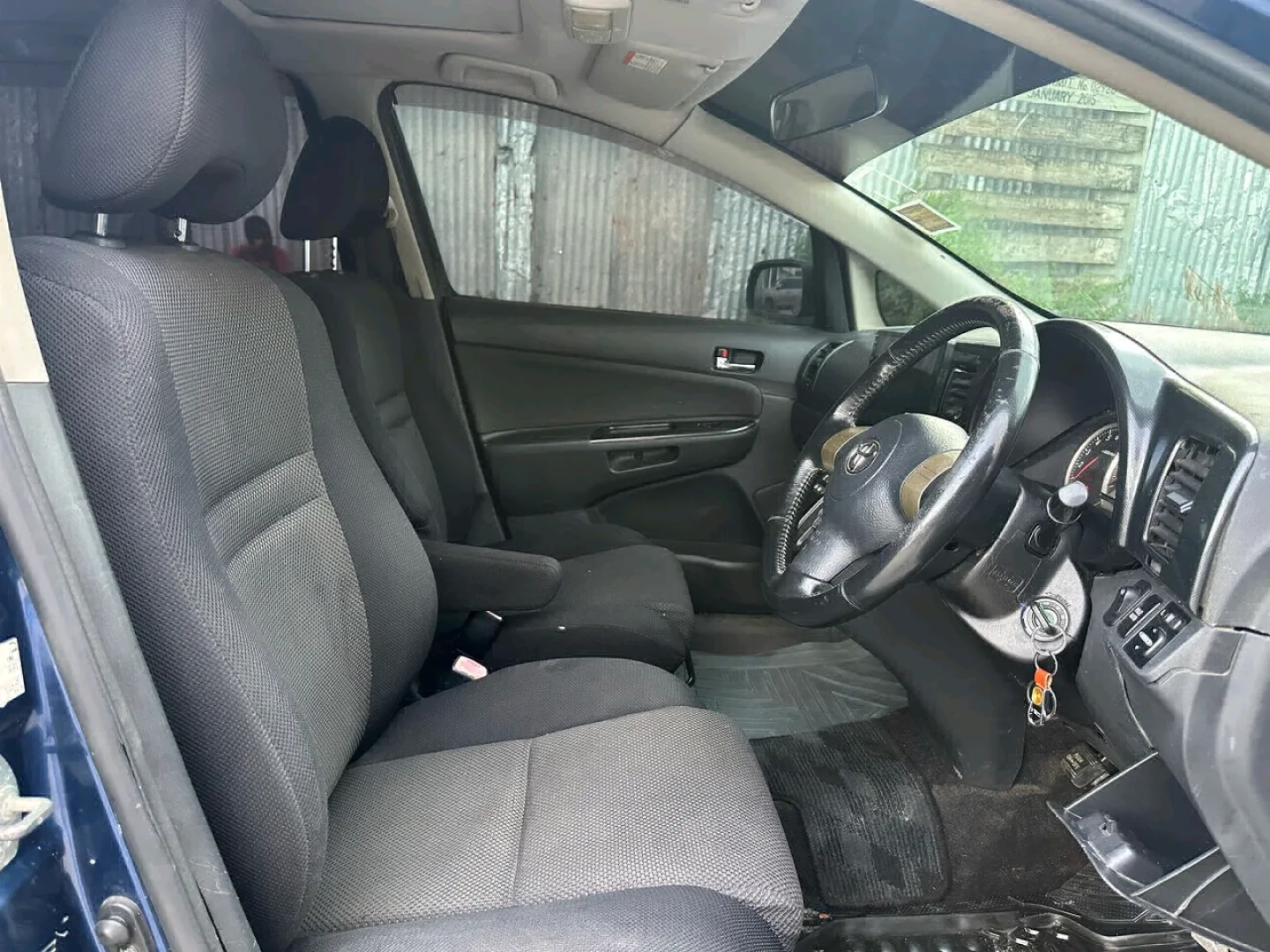 Silver Toyota Ist 2004 Hatchback thumbnail 8