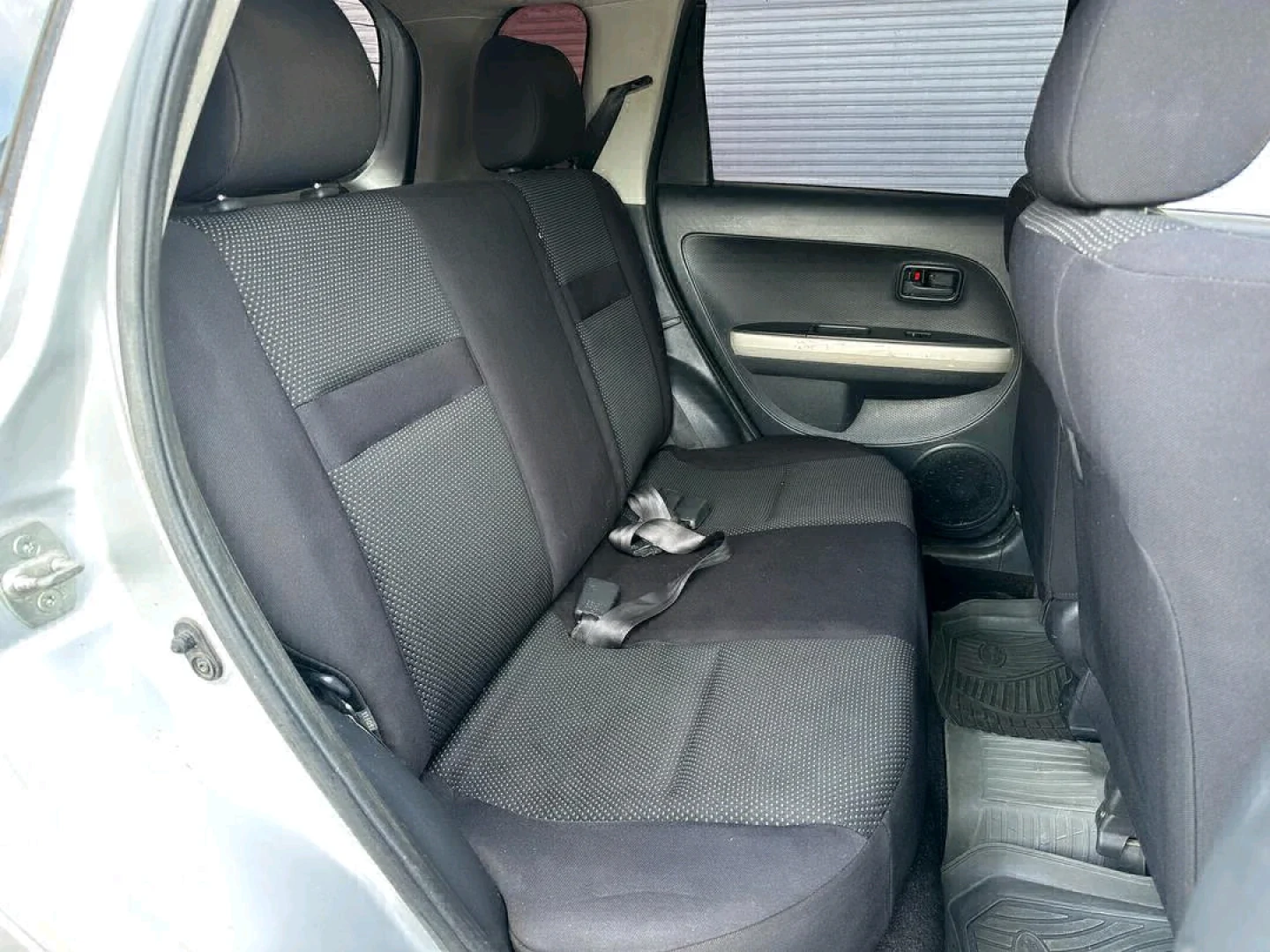 Silver Toyota Ist 2004 Hatchback thumbnail 9