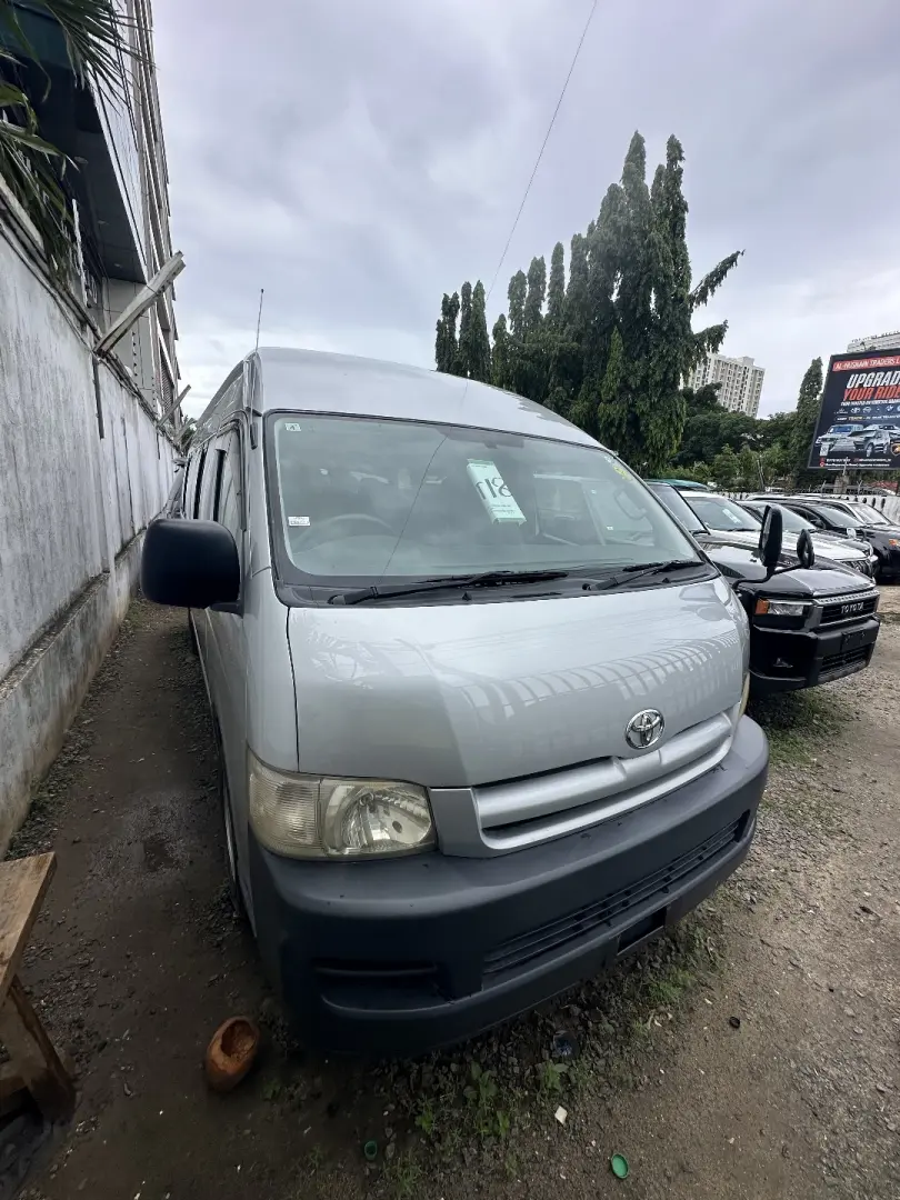 Toyota Hiace Van 2009 thumbnail 3